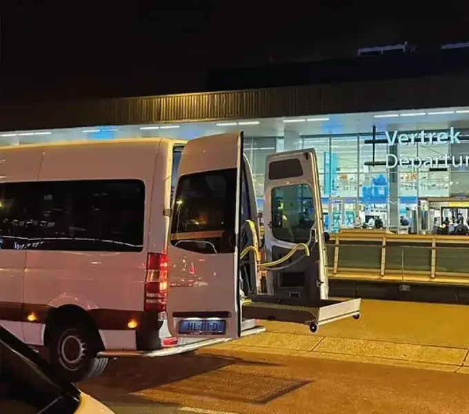 Rolstoelbus bij Schiphol voor reizigers uit Vught